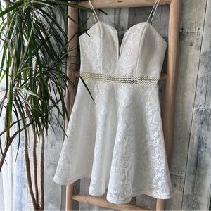 🌴 White Lace Mini Dress with a Sweetheart Neckline by Entry